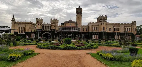 Bangalore Palace. Photo: Chuggingtrails, CC BY-SA 4.0, via Wikimedia Commons